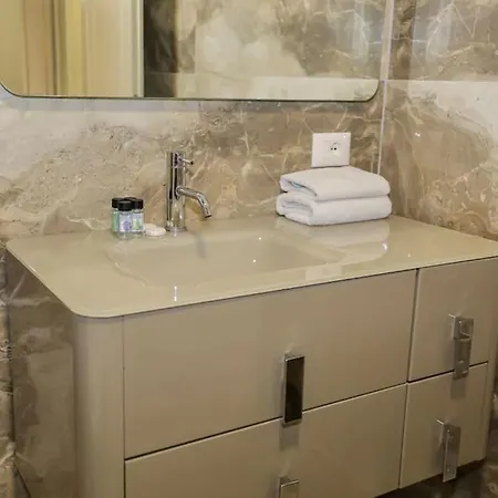 Miku - Impressive 1 Bedroom Downtown Apartman Tirana